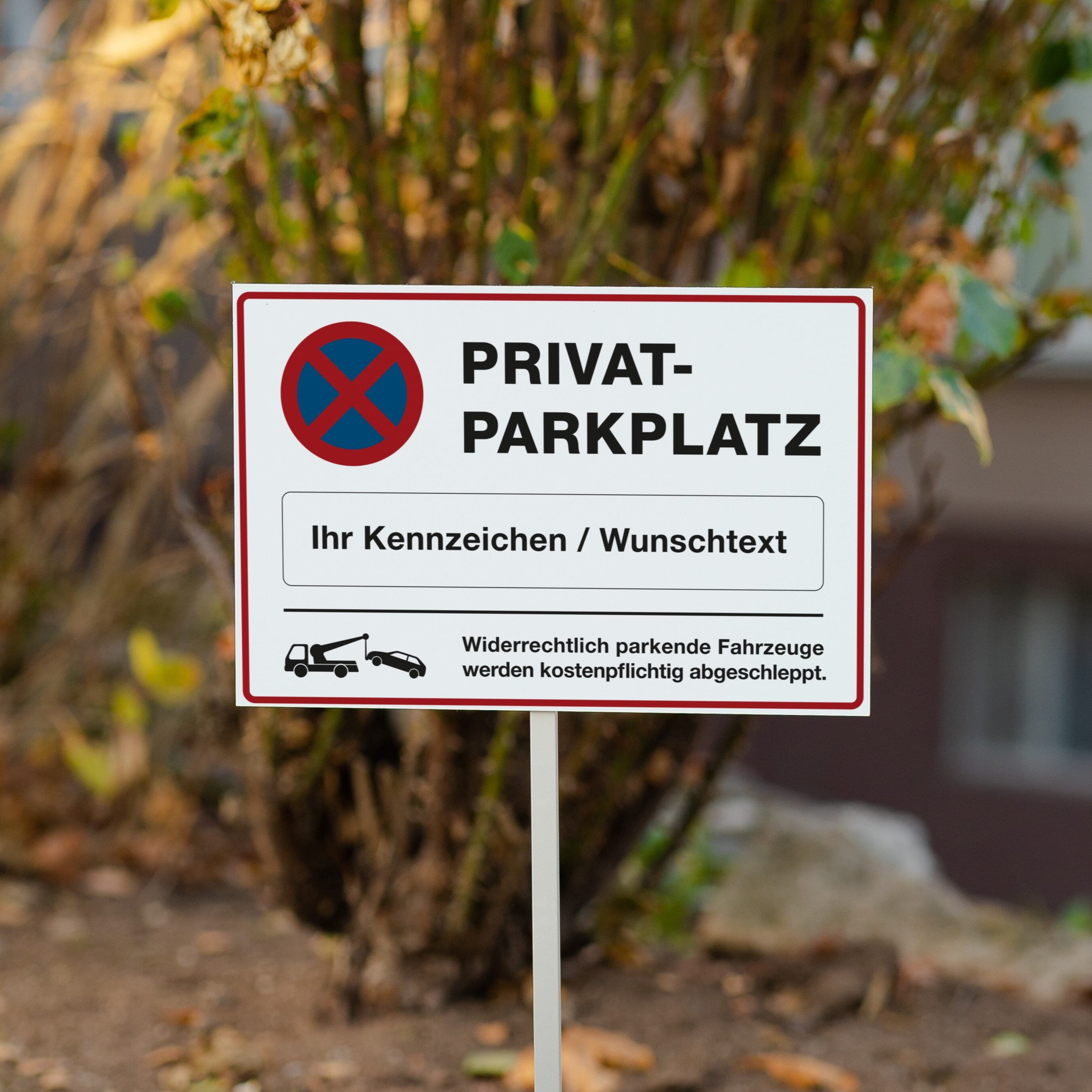 Schild  "Privatparkplatz" mit individuellem Kennzeichen